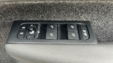 Volvo XC40 2.0 B4P Ultimate Dark 5dr Auto Petrol Estate